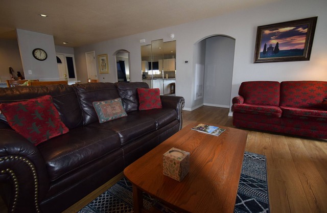 Zentrum der Stadt-Golf View-Updated-Spacious-2 Comfy Kings-Wi-Fi-Netflix-Kuerig
