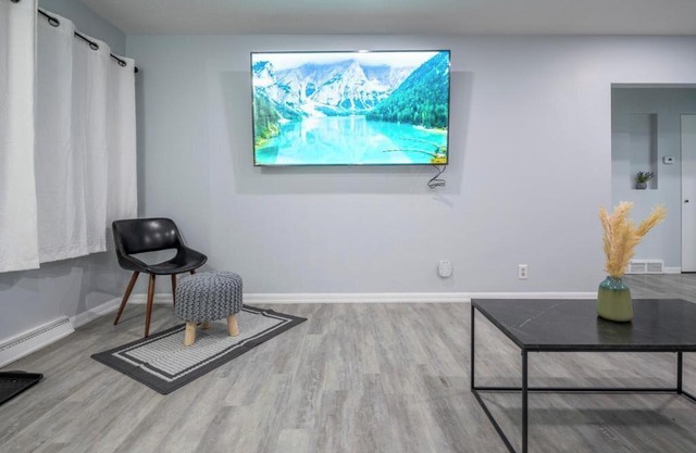 CenterStreet-Cozy 3bed Pet Friendly Suite 08Entire
