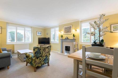 Central 1 Bedroom Apartment with Parking