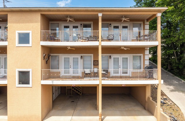 Central 137 on Lake Hamilton - close to Oaklawn and downtown!