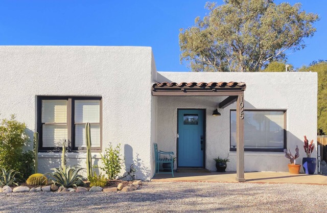 Central 1940s Bungalow Gem Mins to Downtown & UofA