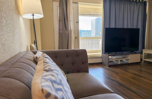 Central 1BR Condo with Stunning Views