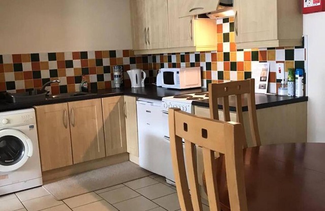 Central 2 Bed Apartment Above Great Derry Pub