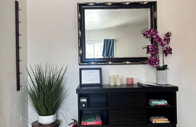 Central 2-Bedroom Haven: Cozy & Convenient