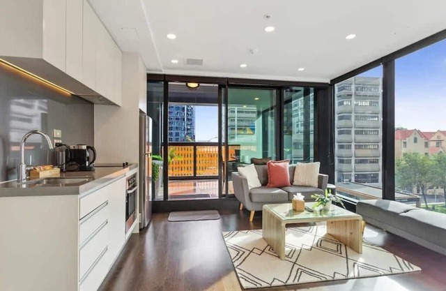 Central 2 BR apt - large balcony by Zodiak Stays