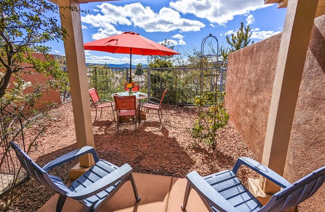 Central 2 BR Cozy Pet-Friendly Retreat with Pool+ Hot Tub+Private Yard