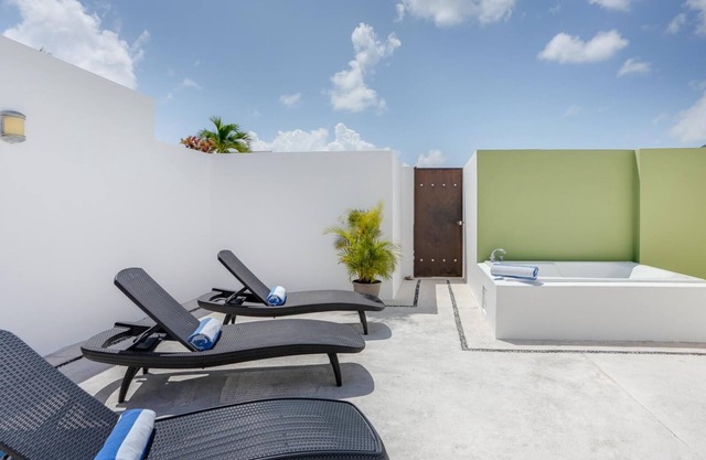 SUMMER SPECIAL! 1 Block to Coco Beach and 5th Ave, Private roof, Free WiFi, Pool (Mer)