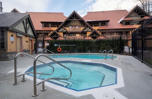 Central 2BR w/ Pool, Hot Tub, BBQ & Free Parking