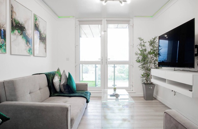 Central 3BR ~ Overlooking balcony view ~ Sleeps 8