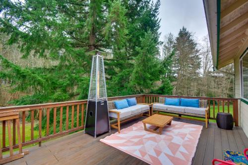 Central 4-Acre Cottage with Deck Walk to Bay!