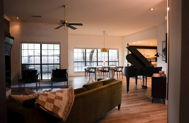 Central, 5 Bed, Baby Grand Piano