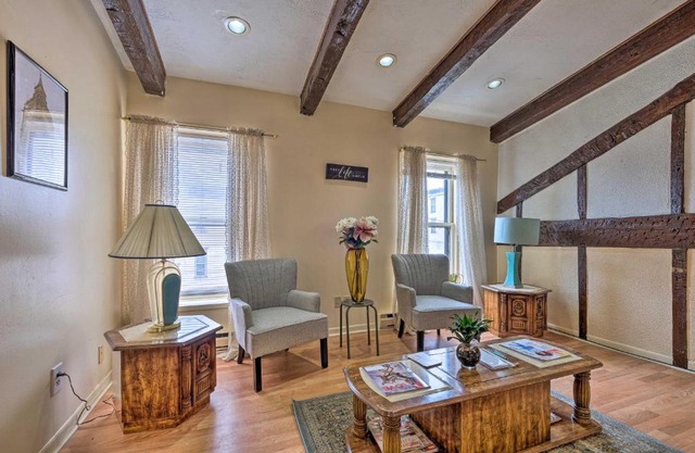 Central Albany Apartment Walk to State Capitol!
