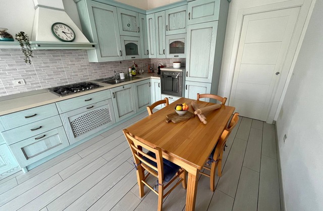 Central and close to beaches, convenient to train and car, free parking