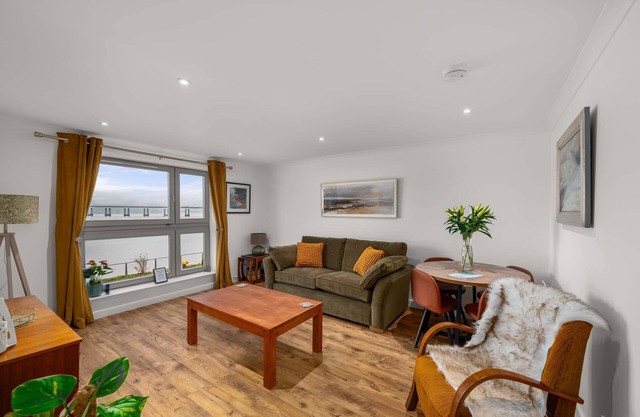 Central and modern first floor apartment overlooking the Tay estuary.