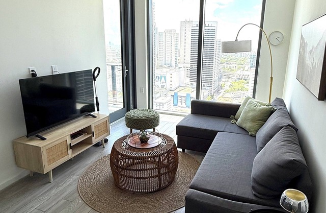 Central and Stylish in the Sky, Free Parking,2bd2b