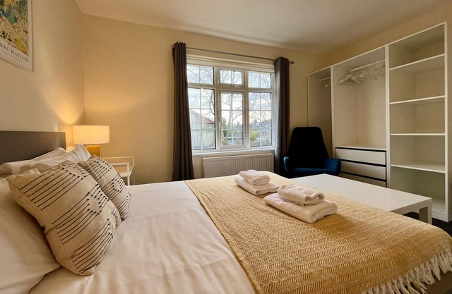 CENTRAL, newly refurb 2 bed flat with FREE PARKING