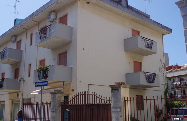 Zentrale Wohnung, in einem kleinen ruhigen Gebäude, nahe am Meer.