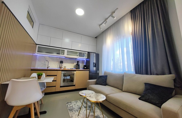 Central apartment just 20m from the lake – balcony with lake & park view