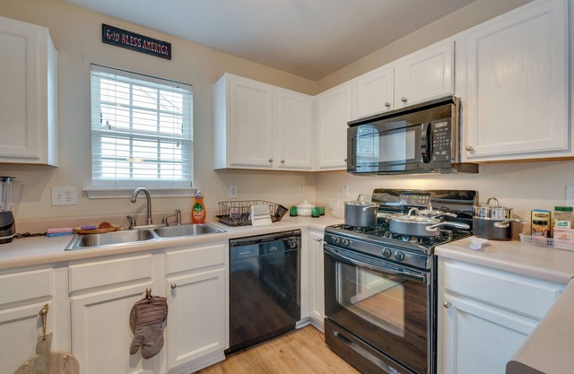 Central Austell Home w/Furnished Deck & Grill!
