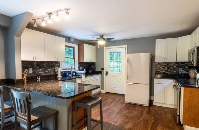 Cozy Berkshire Retreat, Just Near the Laurel Lake!