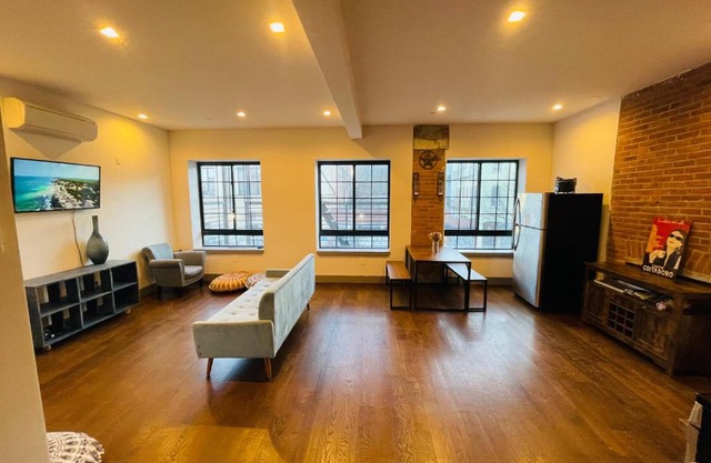 Central Brooklyn Loft. 4 stops to Manhattan.