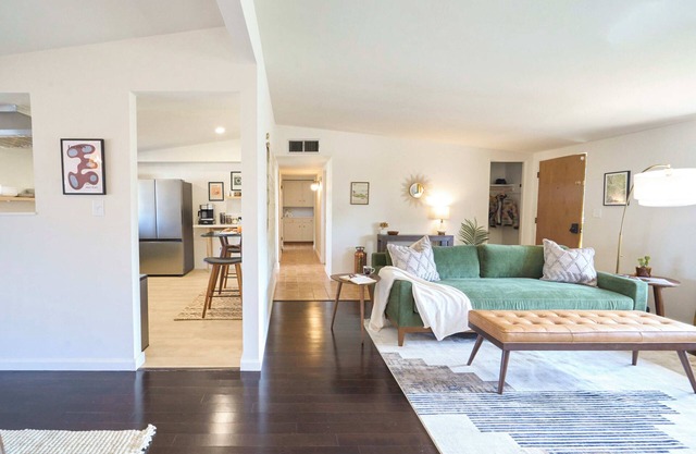 Chic Mid-Century: Updated 3bd/2ba, HotTub, Firepit, Central Location, BBQ
