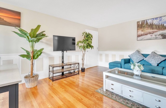Central Chic Pad - with Free Parking, Heat & AC