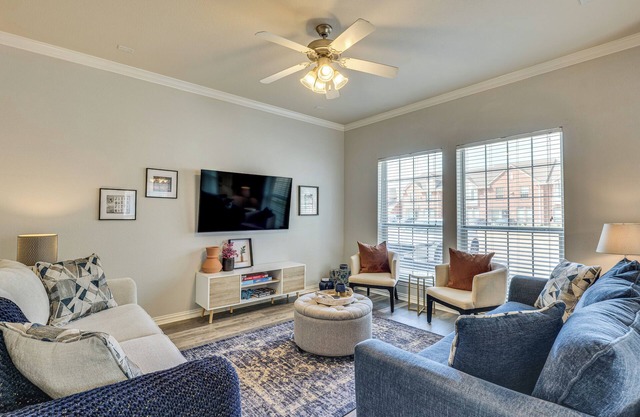 Central College Station Townhome w/ Community Pool