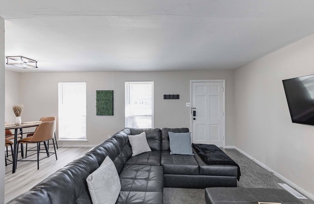 Central, Convenient and Cozy 2BR, 1B Home in a Quiet St. Louis Neighborhood.