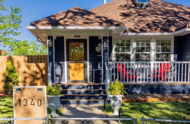 Central Cozy Cottage! Spacious entertaining area, gameroom, and cornhole arena!