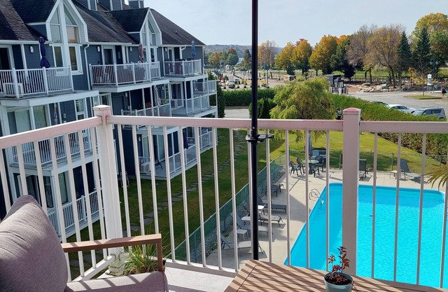Central & Cozy Lakeview condo within walking distance of Lake Memphremagog.
