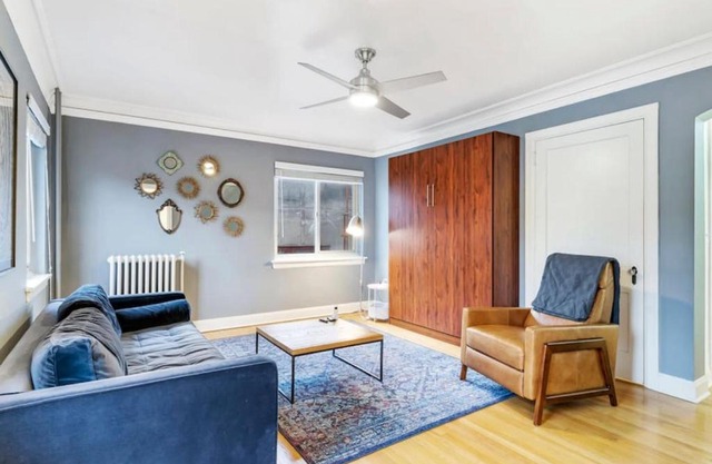 Central Downtown Studio with Vintage Charm near Train