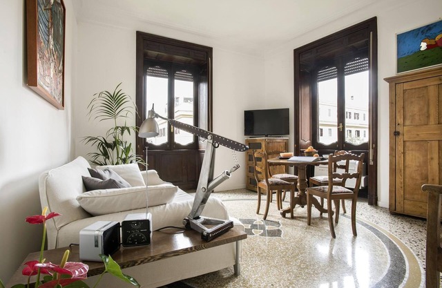 Zentrale, elegante Wohnung, komplett möbliert in einem stattlichen Gebäude.