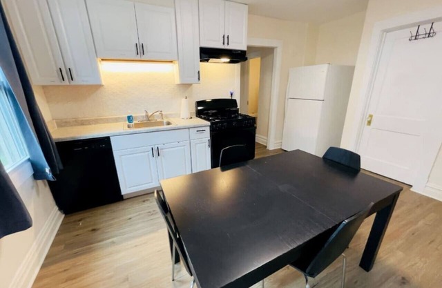 Central Evanston Private 1st Floor Roomy Apt