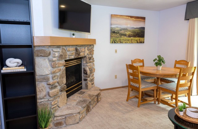 *Central Fish Creek* Relaxing Busy Bee Condo