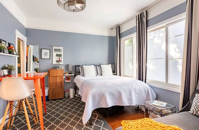 Central Guest Favorite: Walk to Everything: Steps from Valencia & Hayes Valley