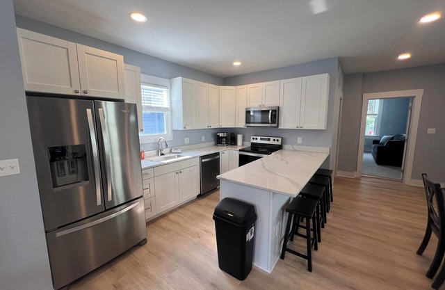Central Home 3min to downtown + private parking + 10% off Ark, Aquarium, and Zoo