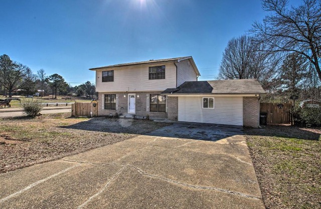 Central Hot Springs Family Home with Deck!