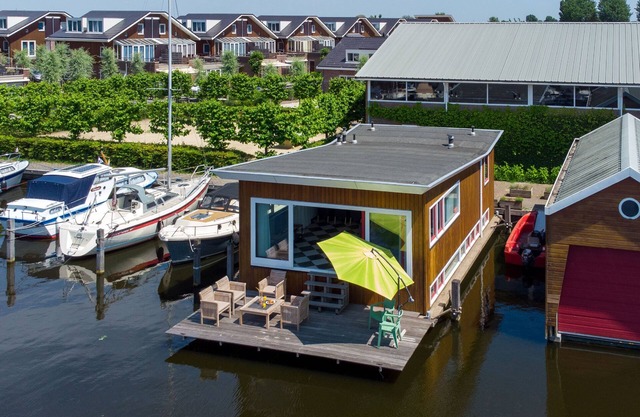 Zentrales Hausboot in der Nähe von See und Strand