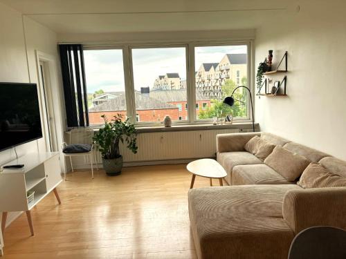 Central lejlighed solrig altan og gratis parkering