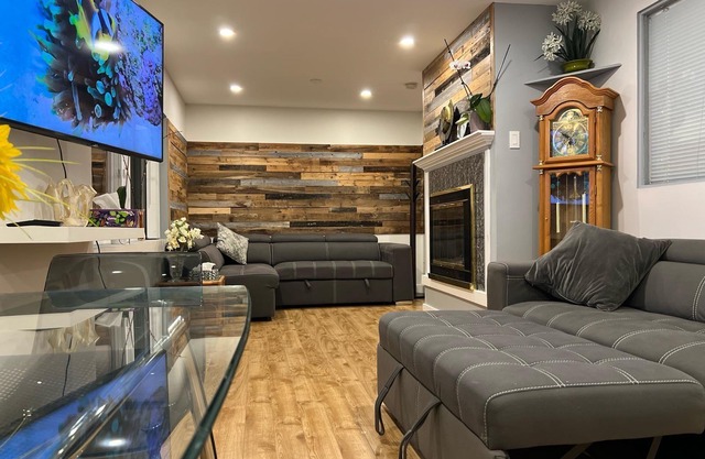 Central location, easy dining, Edgemont Village, Rec Centre, & Park Royal Mall.