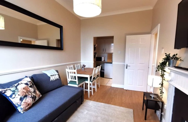 CENTRAL LOCATION 2 BED APT Fast WIFI & TV&KITCHEN