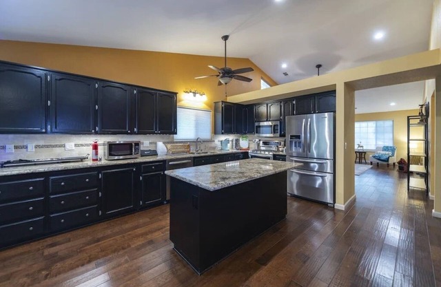 Central Location 4BR w/ Arcades & Spacious Parking