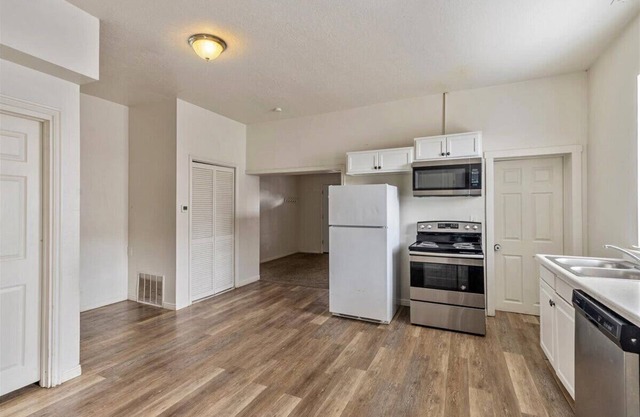 Central Location, Backyard for your Pets
