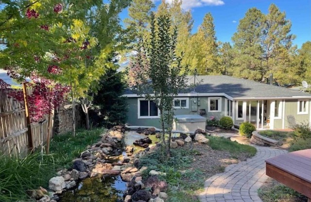 Central Location, Hot tub, Huge Yard, New Bathroom