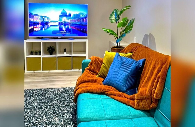Central Location, Renovated, Modern, Cozy, Clean Garden Suite Home!