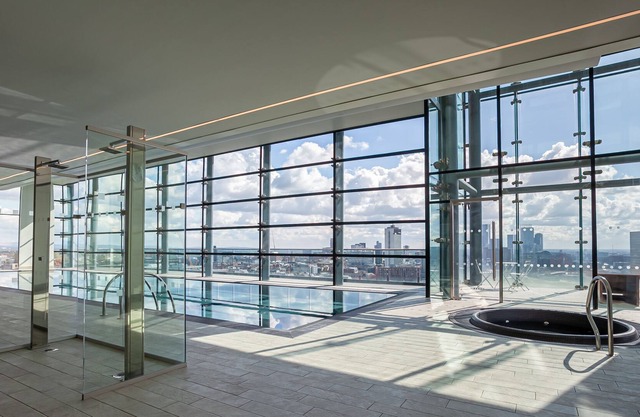 Central Manchester One Bedroom Apartment with pool and view