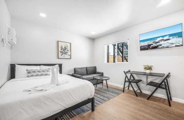 Central Modern Apartment w/ AC - Sleeps 3