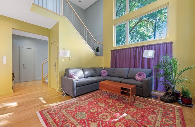 Central Peaceful Oasis: Queen bedroom w/en-suite available in shared house.