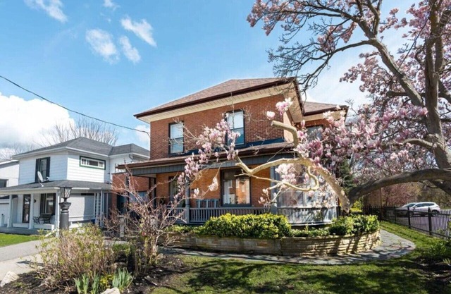 Central Picton, Games Room and steps from town!
